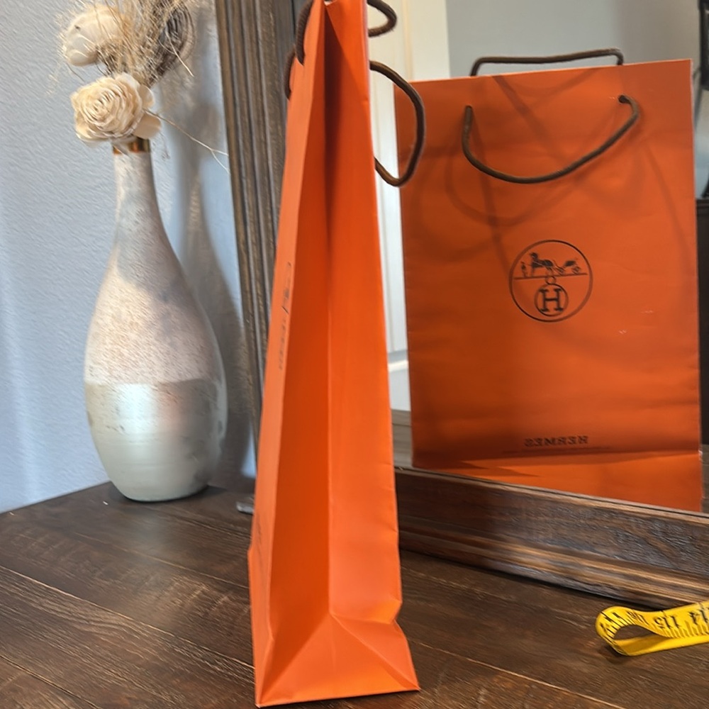 Hermes shopping bag in excellent used condition. Tall medium size. - Picture 3 of 7